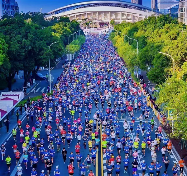 Die Hi-Q-Gruppe läuft zusammen am Zhuhai-Marathon